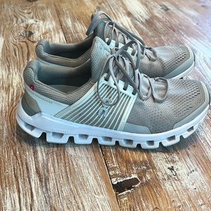 ON CLOUD Women's Cloudswift Helion Running Shoes Size 7.5
Gray Cloudtec Sneakers